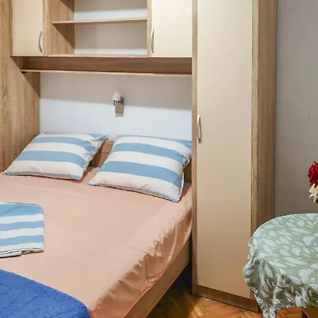 1 Bedroom Lovely In Apartment Vodice